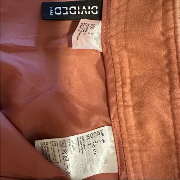 H&M Button mini Skirt in Soft Pink peach color Suede feeling fabric - Picture 5 of 6